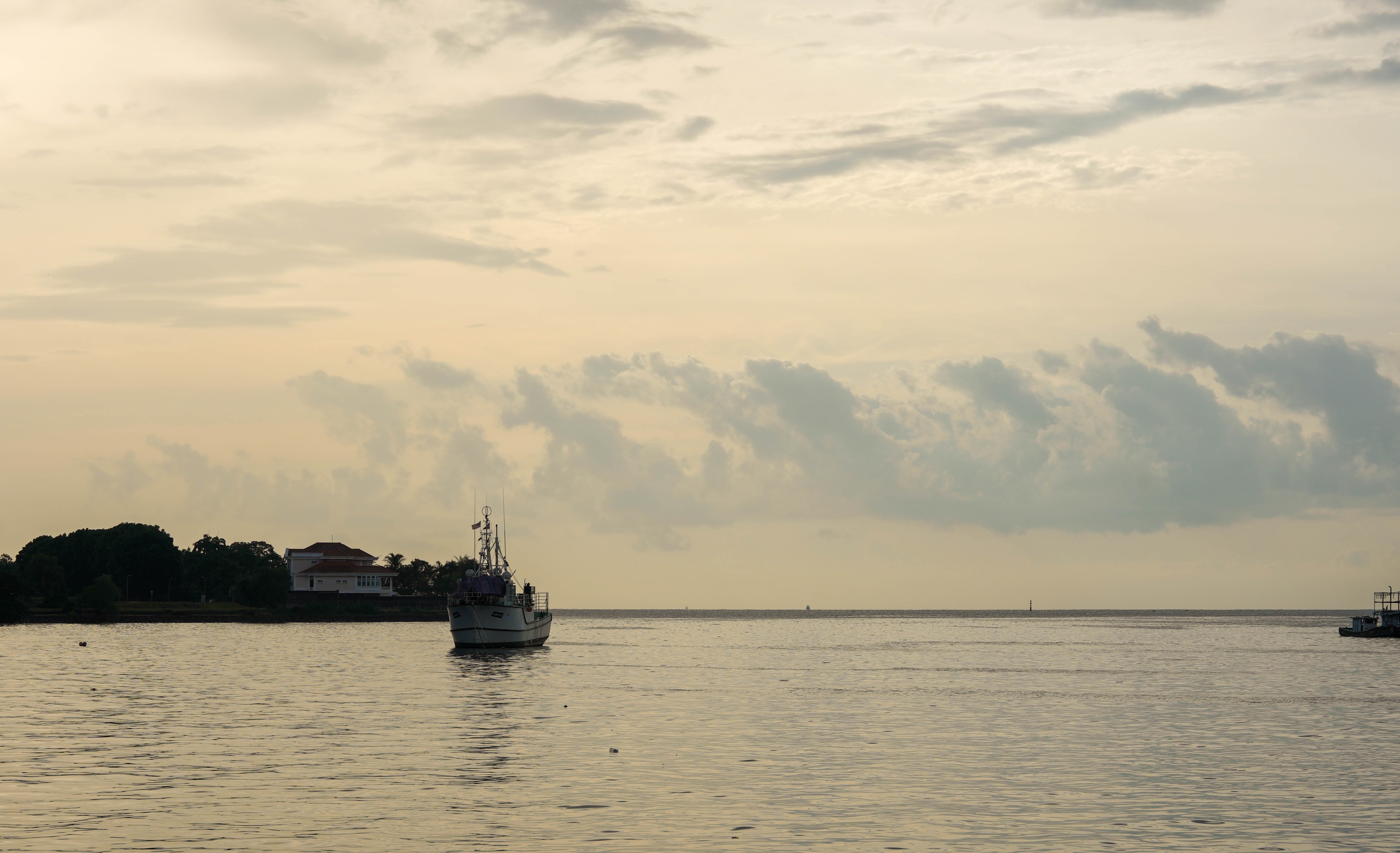 여행지 항구의 어선과 석양이 비치는 잔잔한 바다 풍경