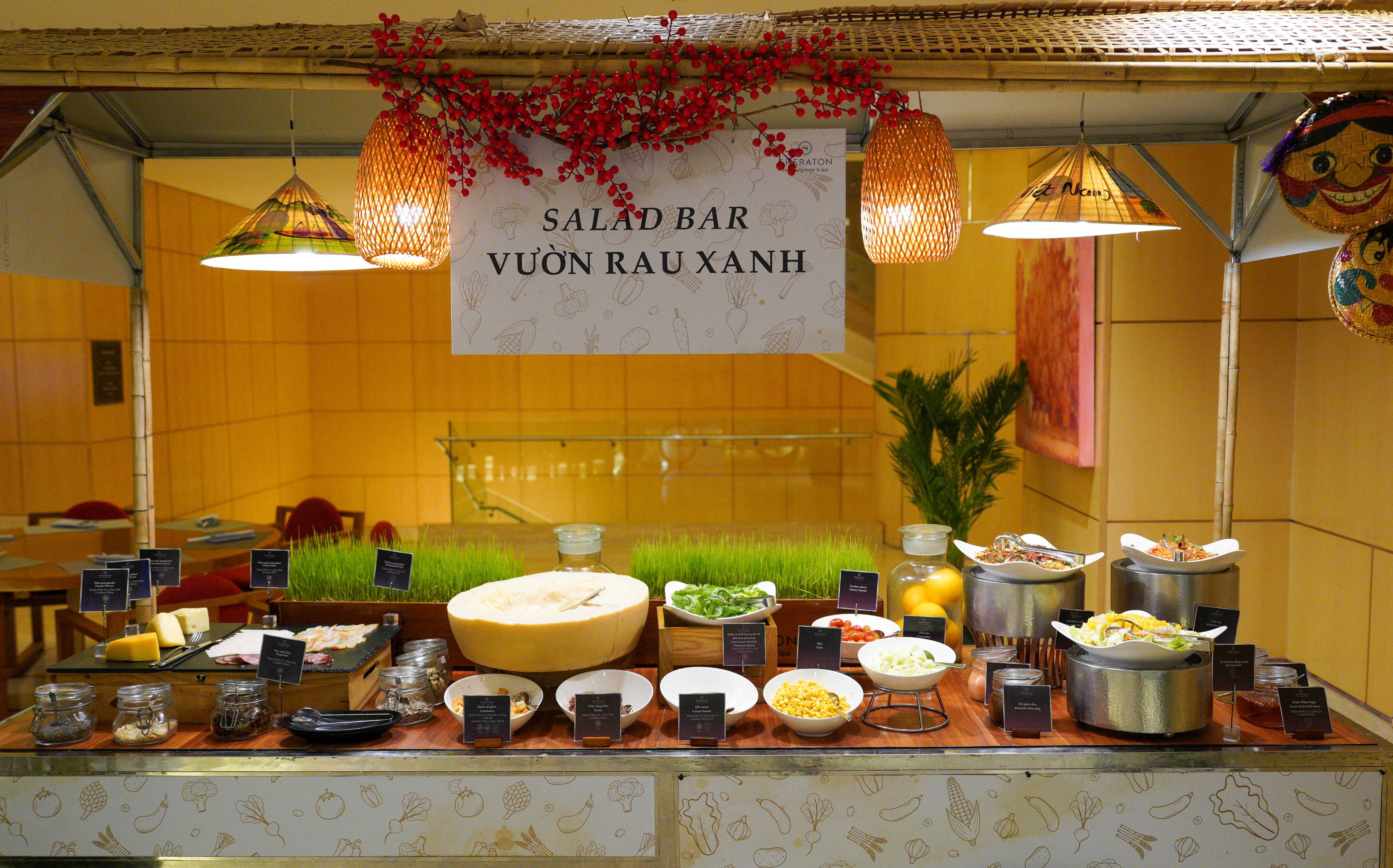 나트랑 현지 뷔페에서 신선한 허브와 채소가 진열된 모습