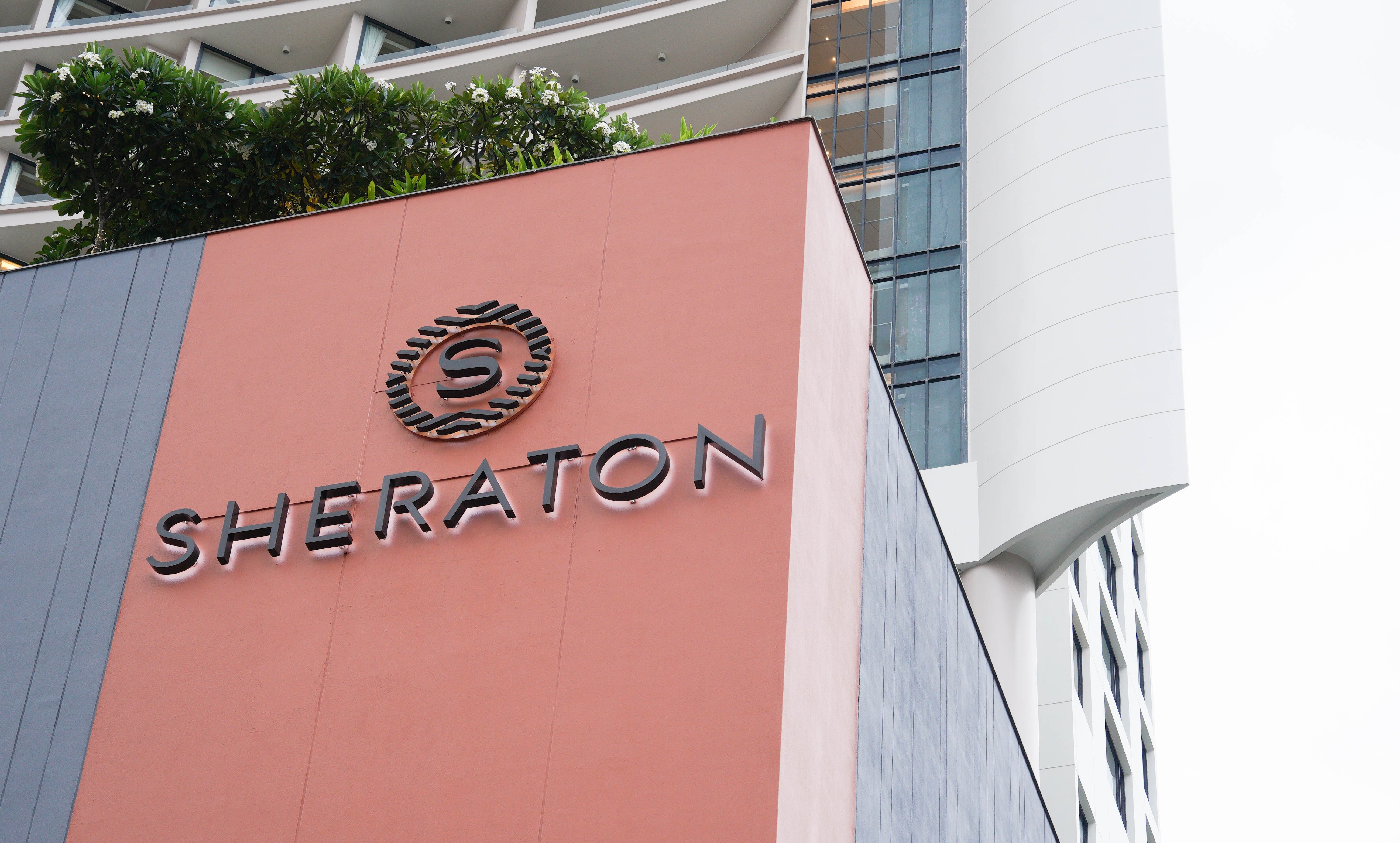 나트랑 쉐라톤 호텔 벽면에 새겨진 브랜드 로고