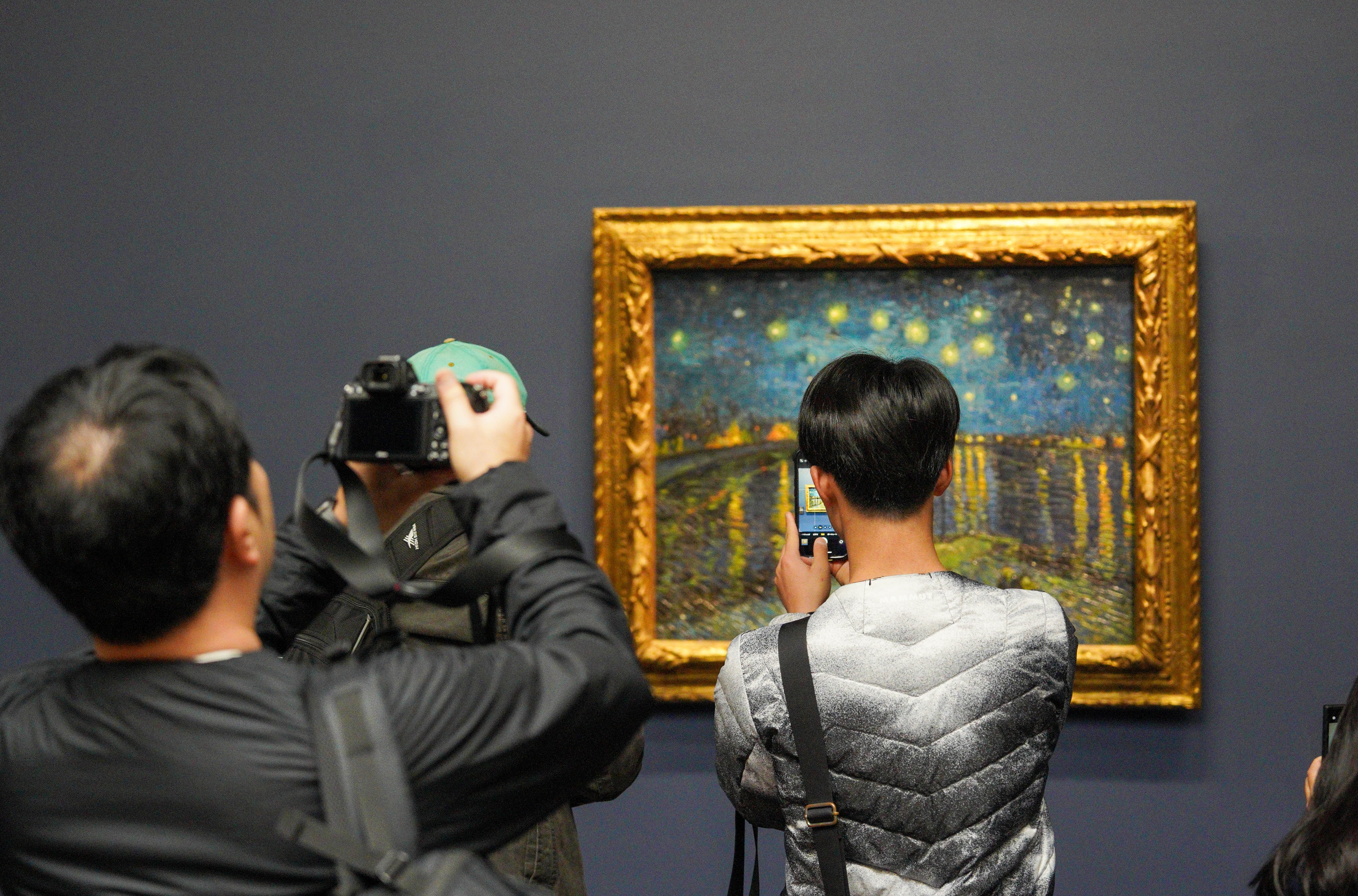 파리 오르세 미술관에서 고흐 별이 빛나는 밤 작품을 감상하는 여행자들