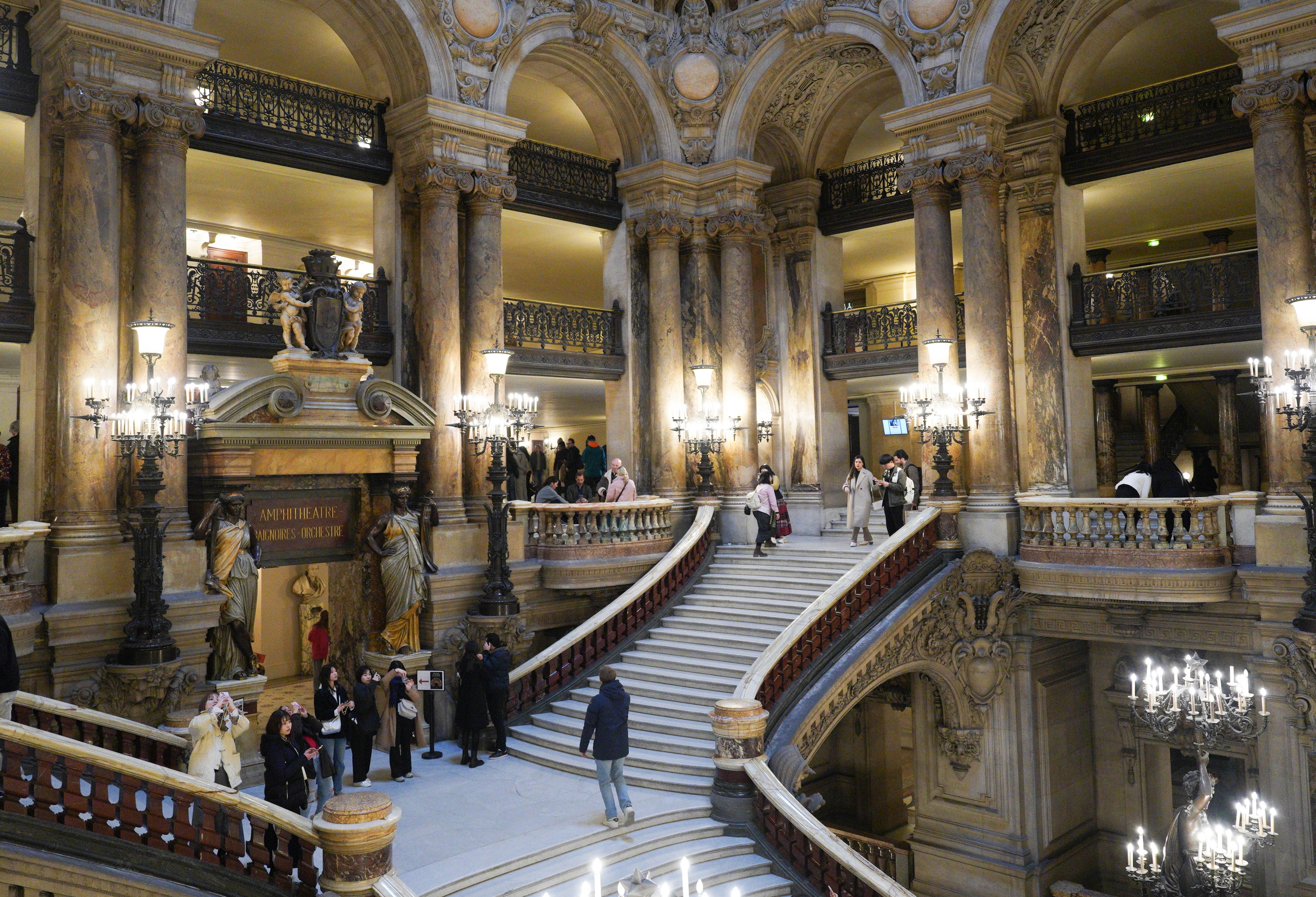 파리 오페라 가르니에 내부의 대리석 기둥과 웅장한 계단