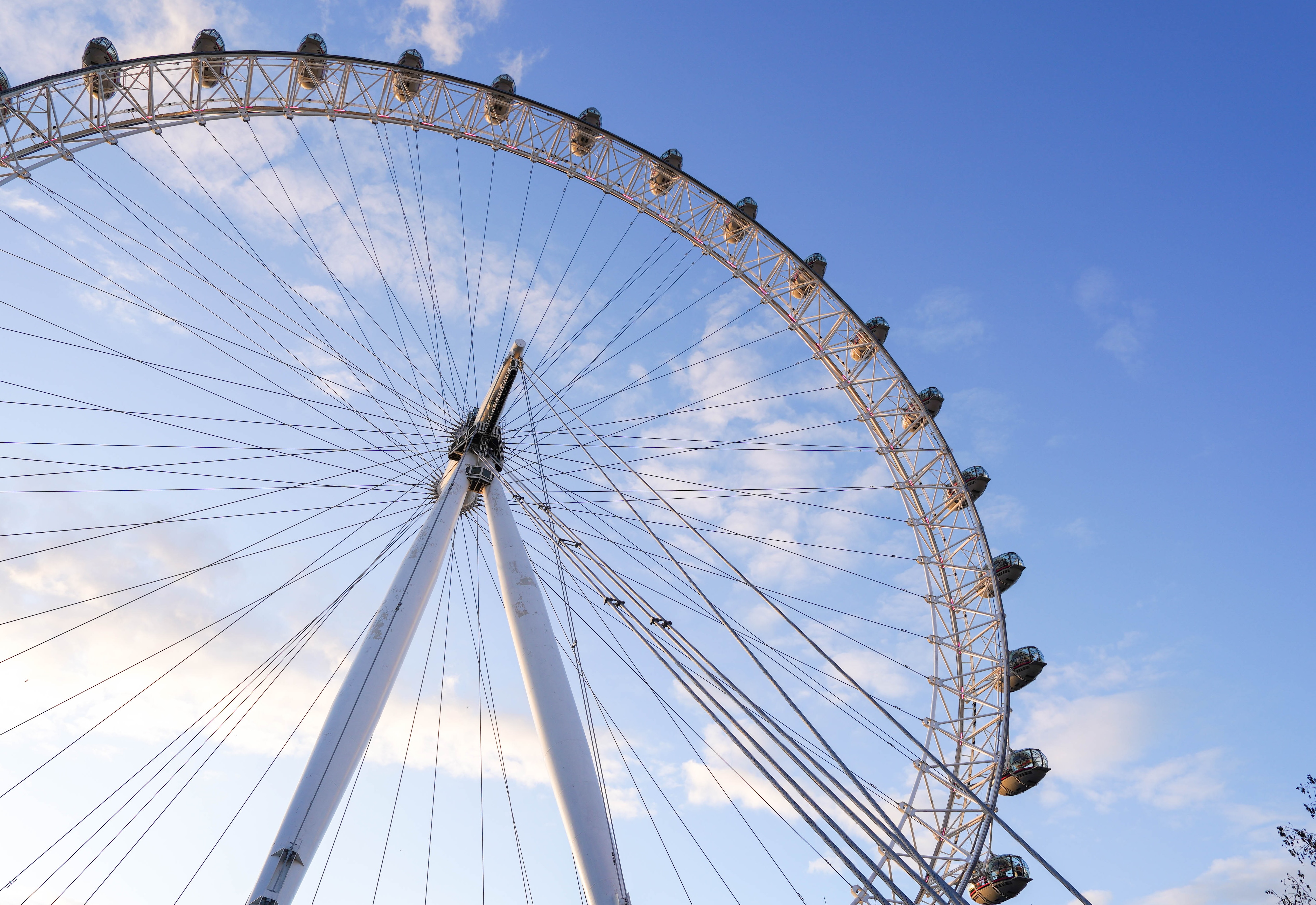 런던아이 대관람차와 파란 하늘이 어우러진 런던 관광 명소